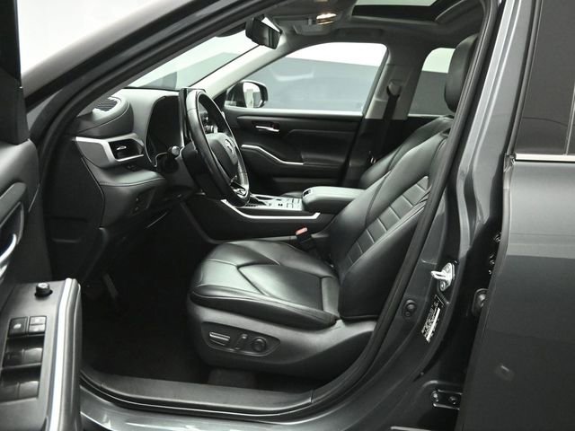 Used 2021 Toyota Highlander XLE AWD/4WD image 10