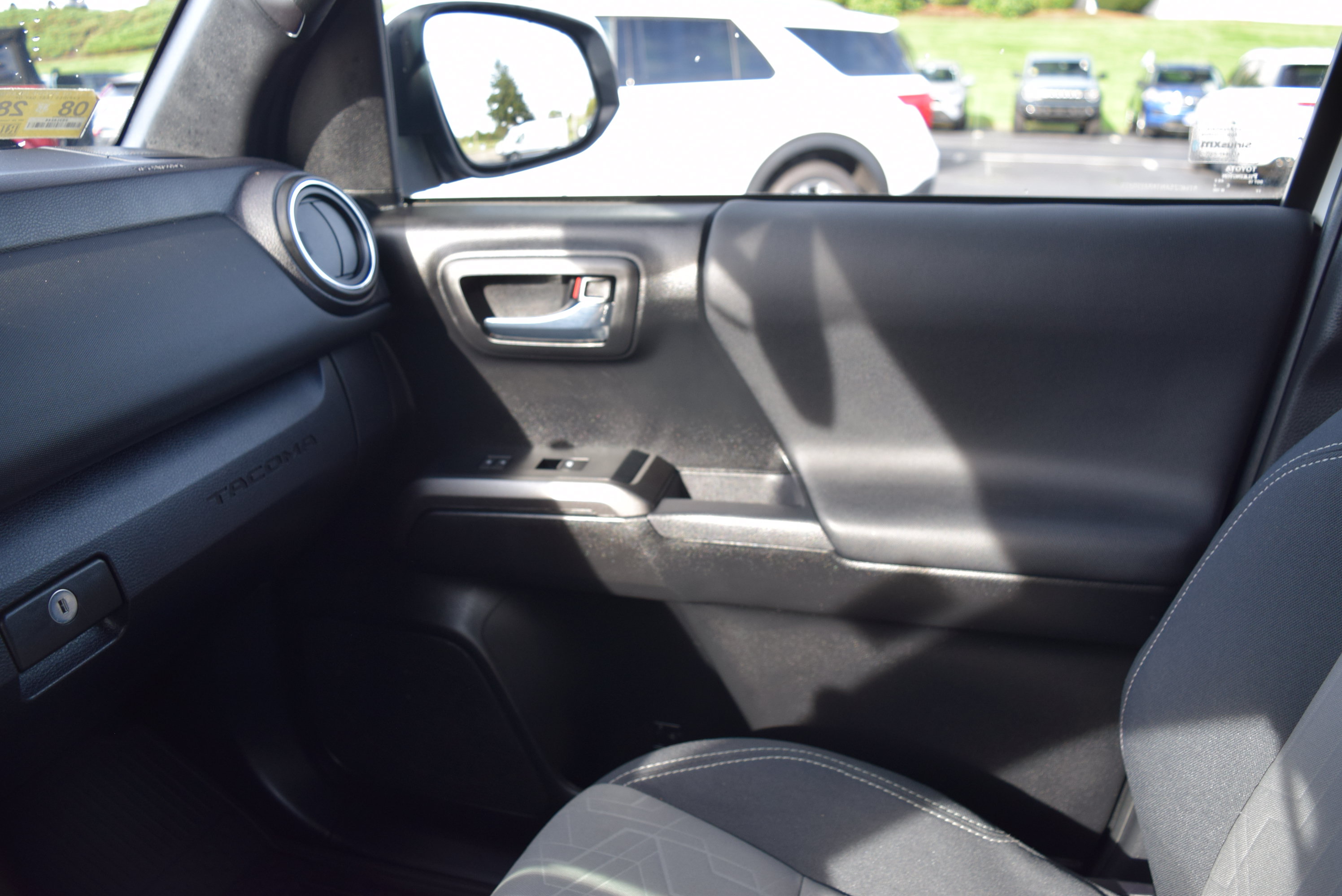 Used 2022 Toyota Tacoma TRD Off-Road AWD/4WD image 19