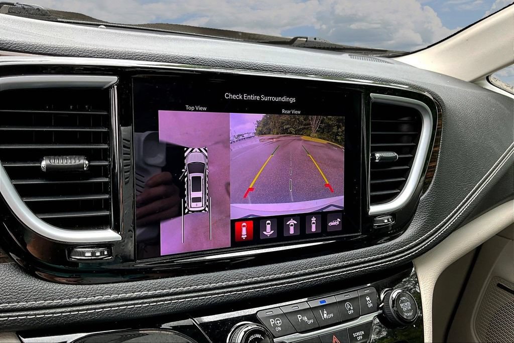 Used 2022 Chrysler Pacifica Limited AWD/4WD image 16