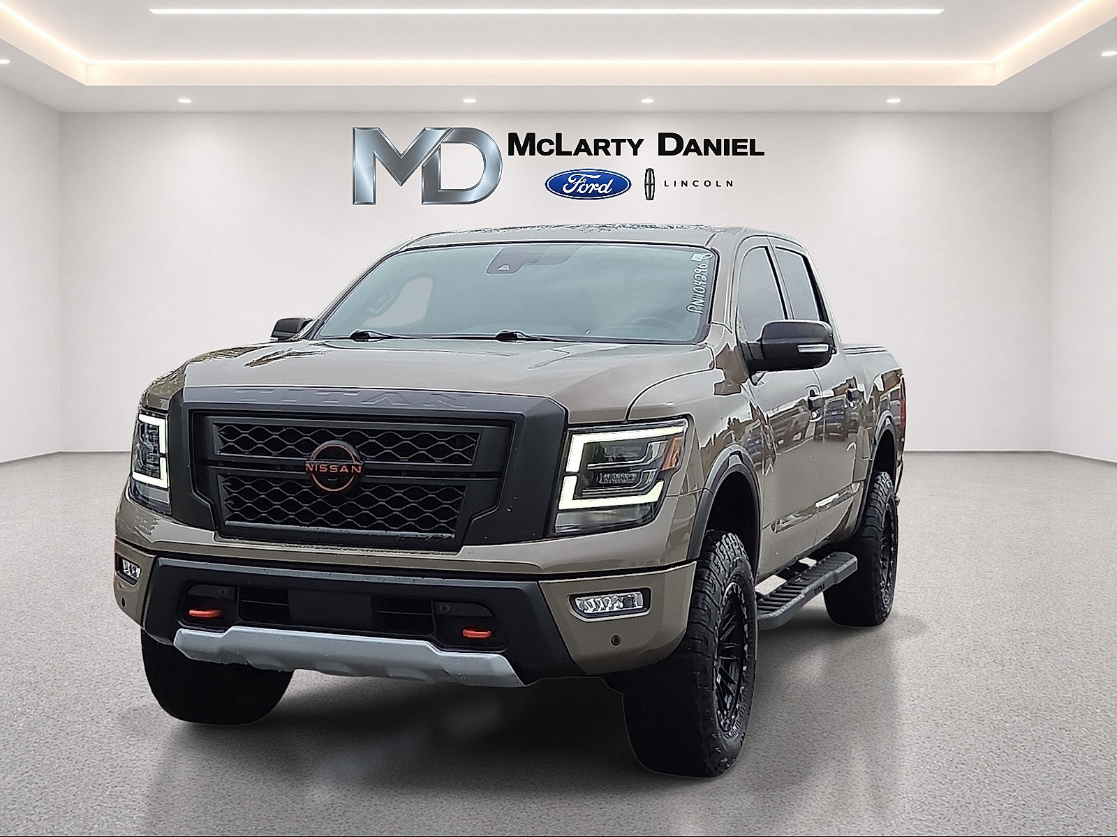 Used 2023 Nissan Titan PRO-4X w/ Pro-4x Convenience Package AWD/4WD image 2