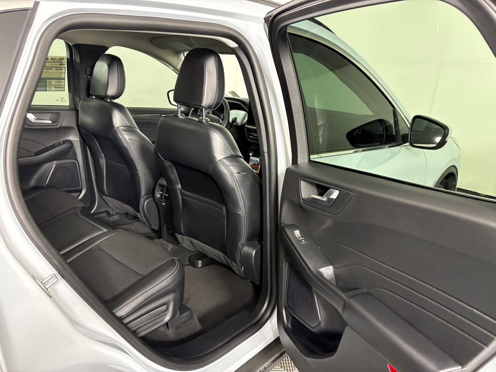 Certified 2025 Ford Escape SE FWD image 33