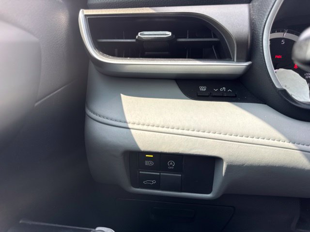 Used 2023 Toyota Highlander XLE AWD/4WD image 34