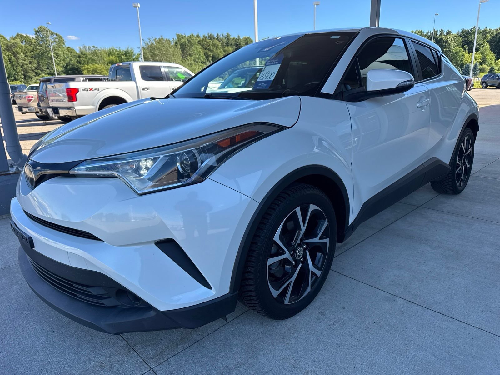 Used 2018 Toyota C-HR XLE FWD image 3