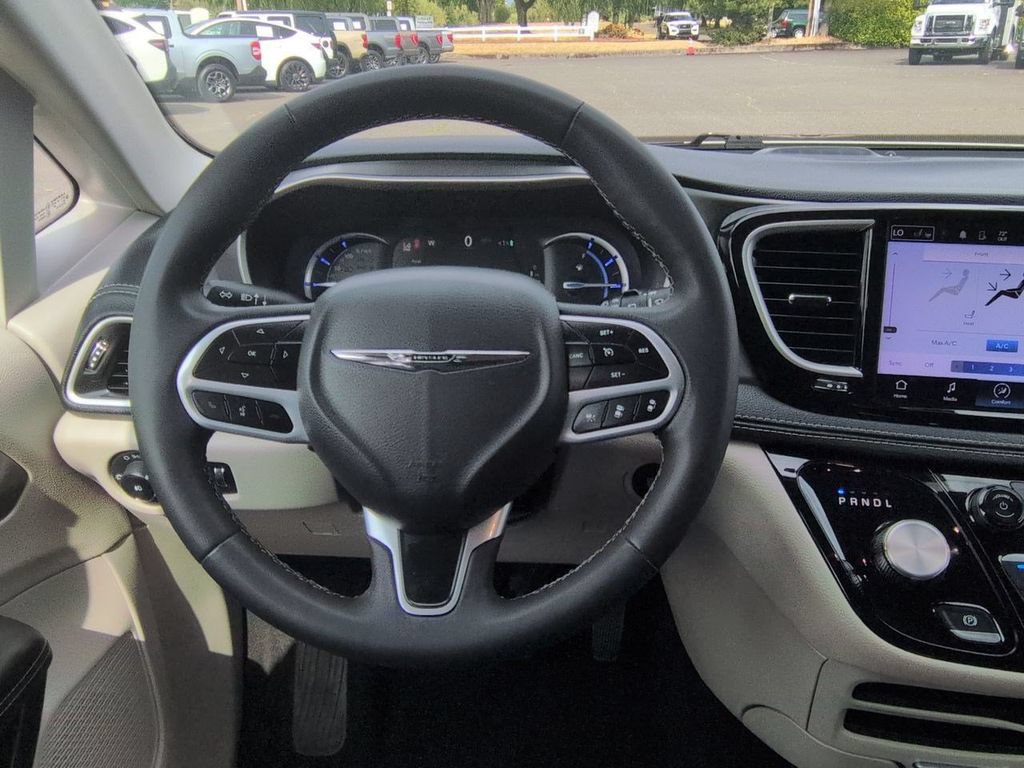 Used 2023 Chrysler Pacifica Touring-L FWD image 13