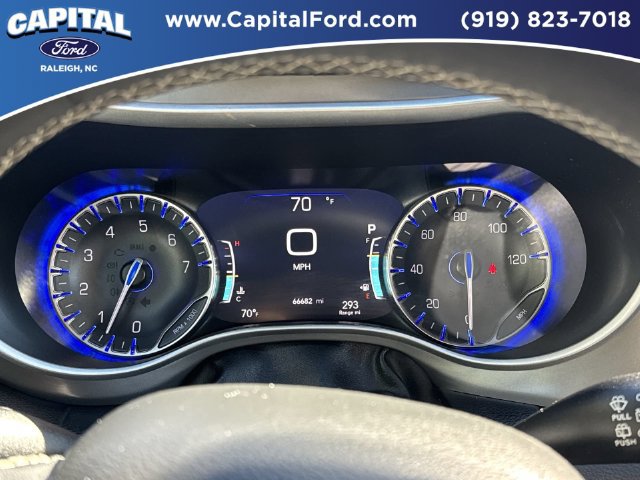 Used 2025 Chrysler Pacifica Select FWD image 24