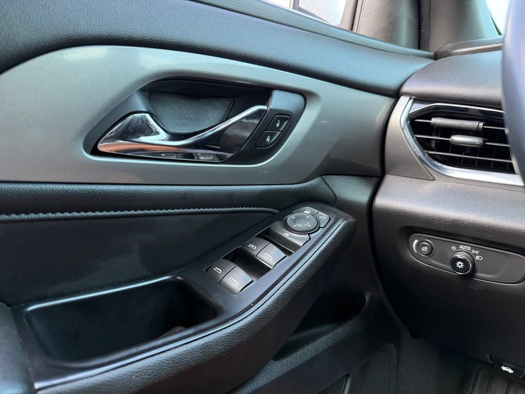 Used 2023 Chevrolet Traverse LT FWD image 16