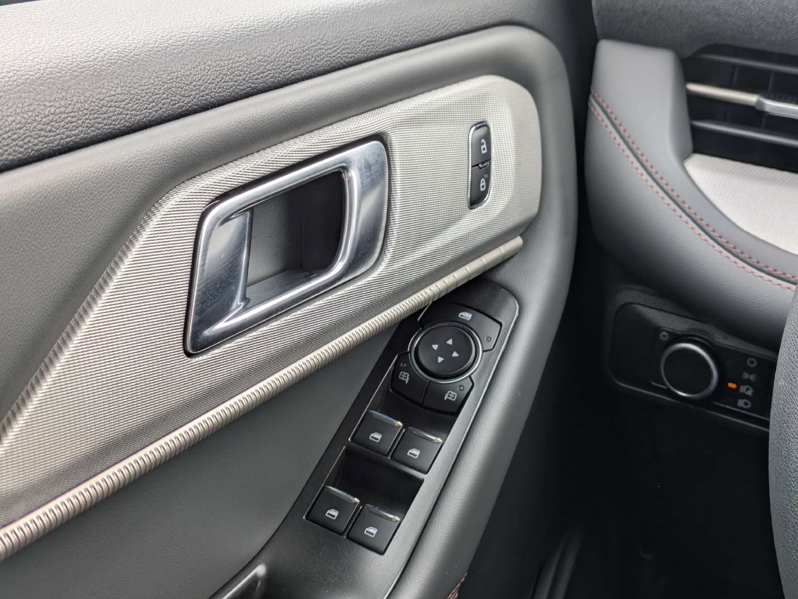 Certified 2026 Ford Explorer Active RWD image 25