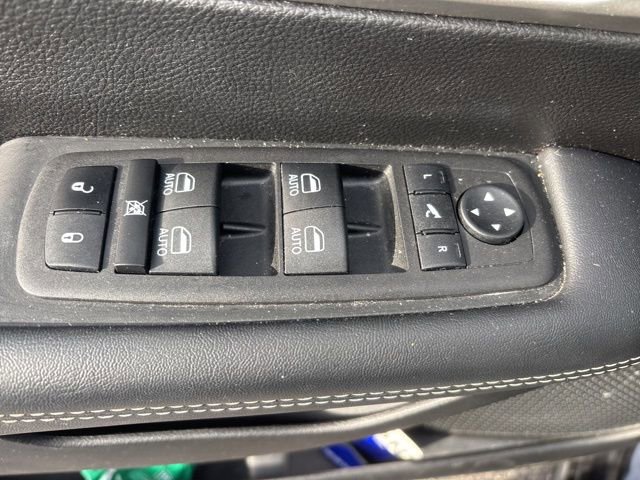 Used 2023 Chrysler Pacifica Limited w/ Uconnect Theater Family Group image 14