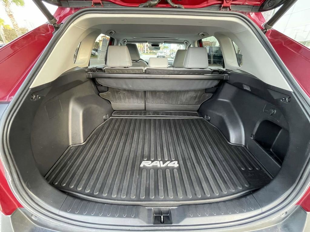 Used 2020 Toyota RAV4 XLE Premium image 10