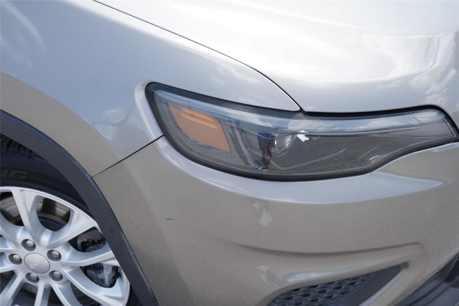 Used 2020 Jeep Cherokee Latitude FWD image 3