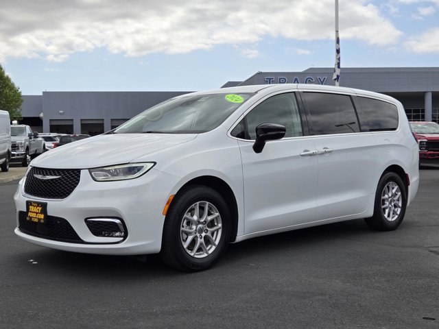 Used 2024 Chrysler Pacifica Touring-L FWD image 8