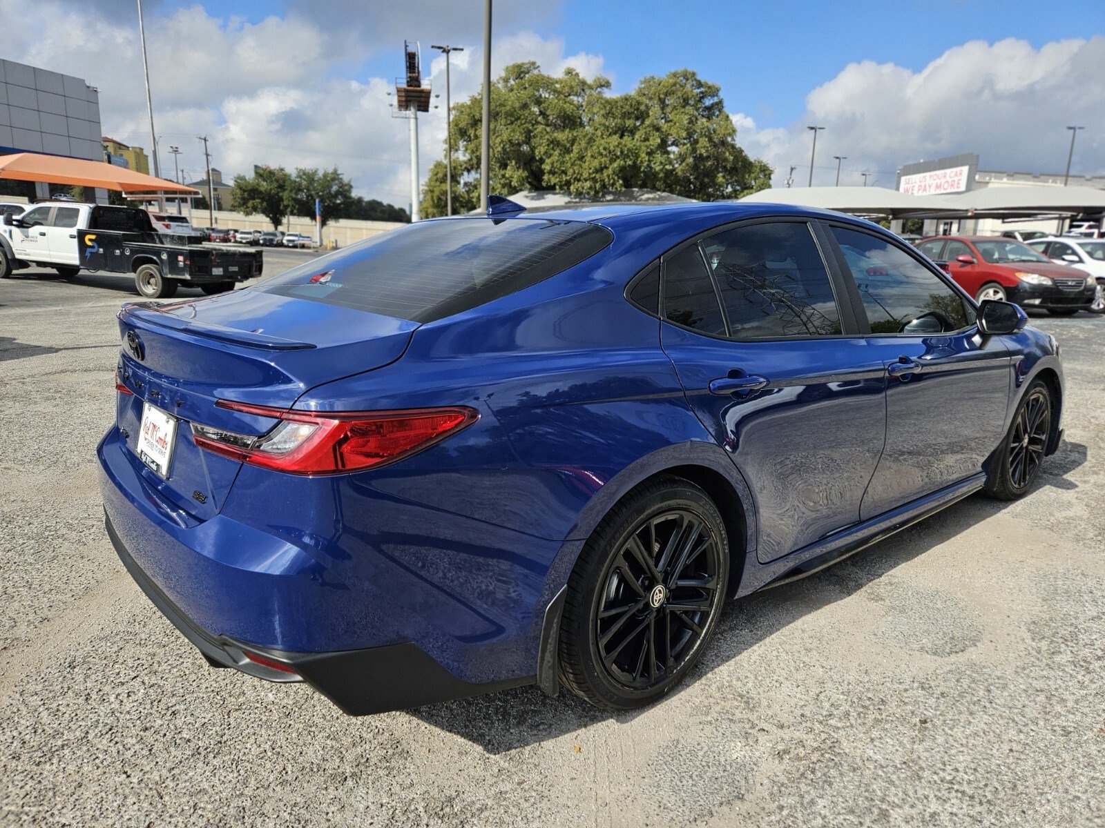 Used 2025 Toyota Camry SE image 3