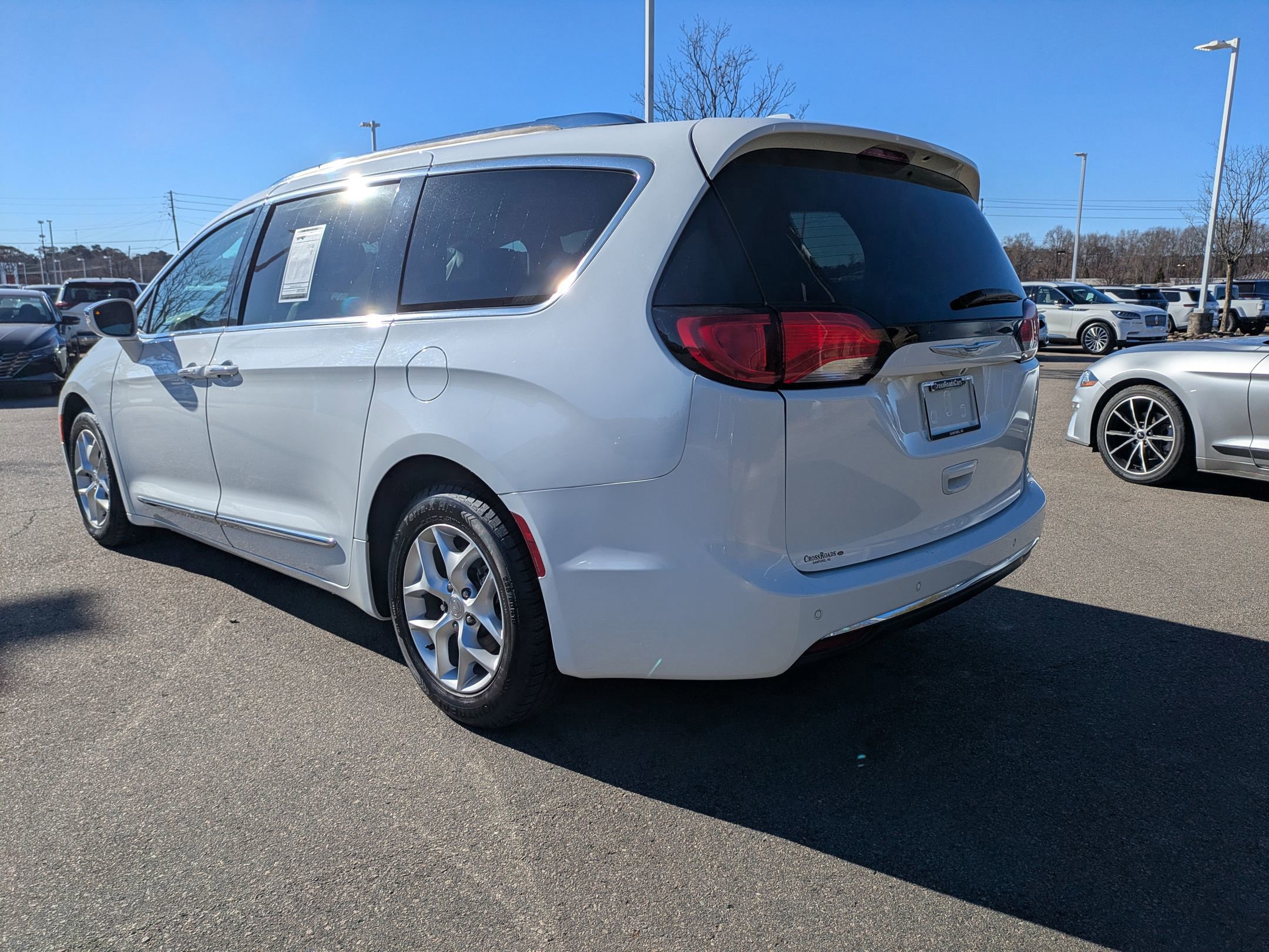 Used 2020 Chrysler Pacifica Limited image 3