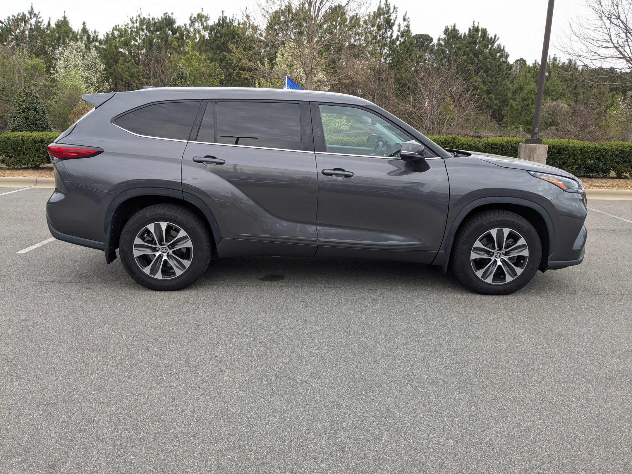 Used 2022 Toyota Highlander XLE image 3