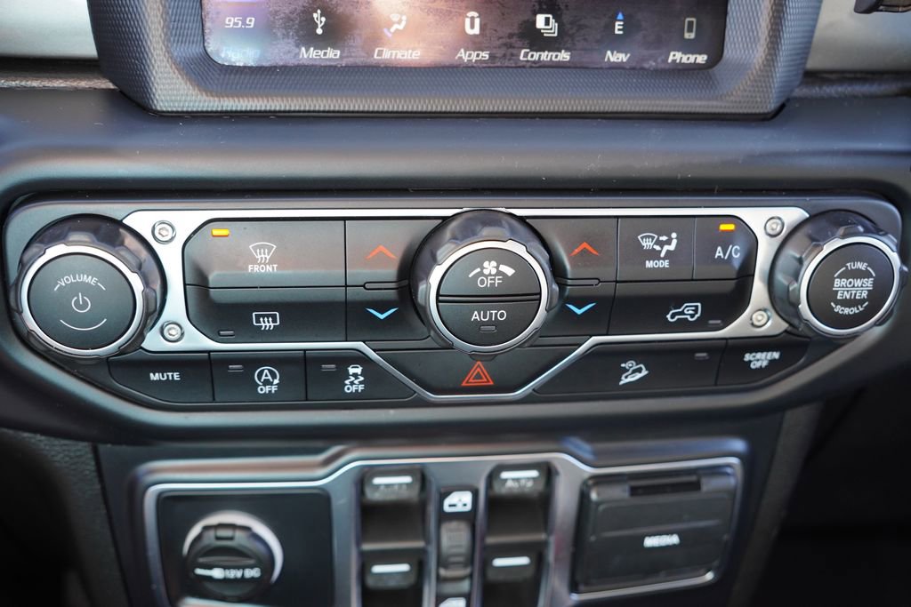 Used 2019 Jeep Wrangler Unlimited Sahara w/ Uconnect 4C Nav & Sound Group AWD/4WD image 26