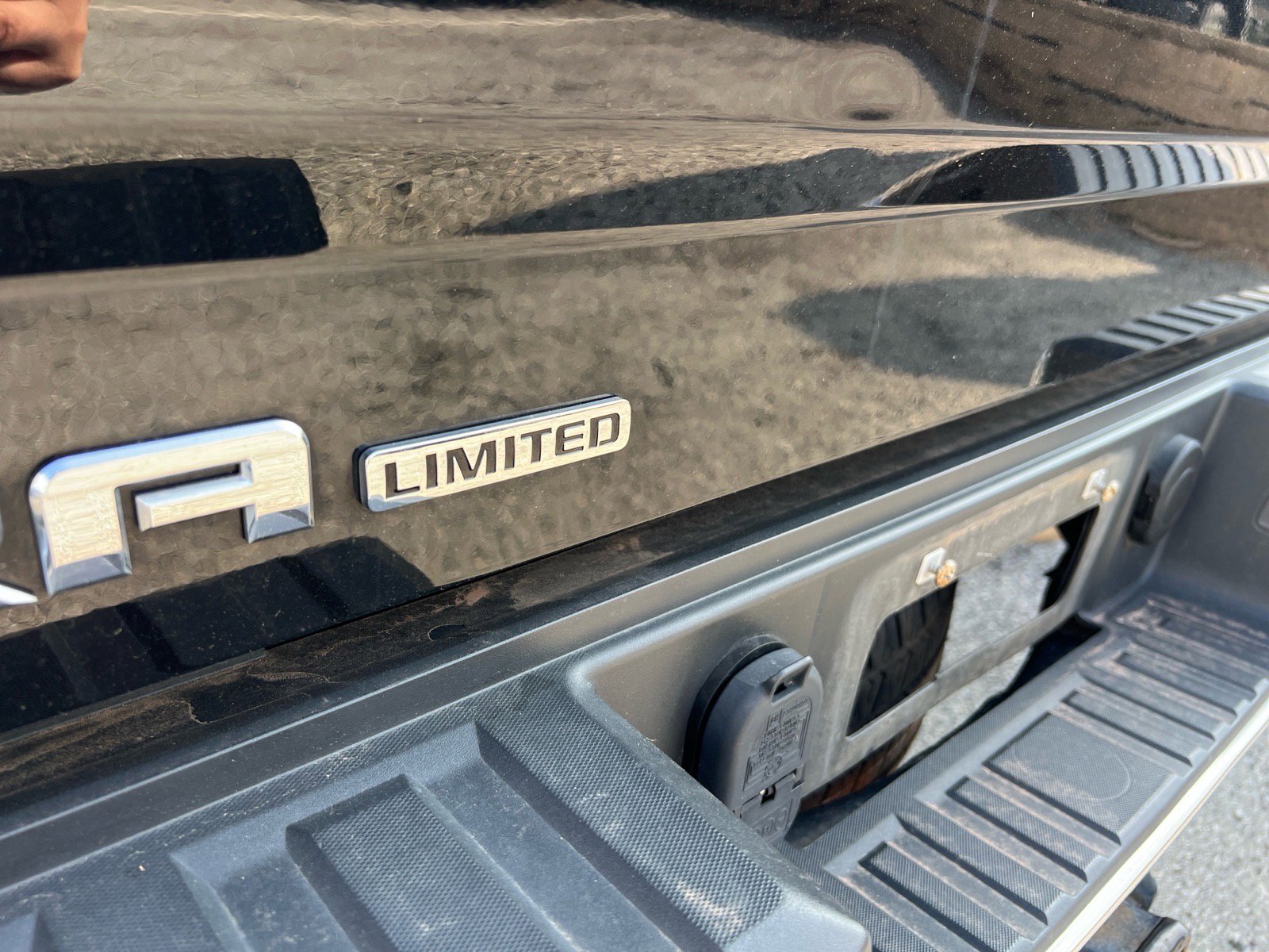 Used 2019 GMC Sierra 1500 SLE w/ Black Pack AWD/4WD image 7