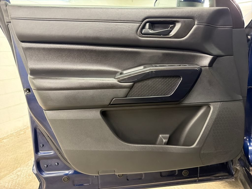 Used 2025 Nissan Pathfinder SV FWD image 16