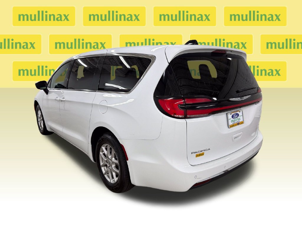 Used 2025 Chrysler Pacifica Select FWD image 10