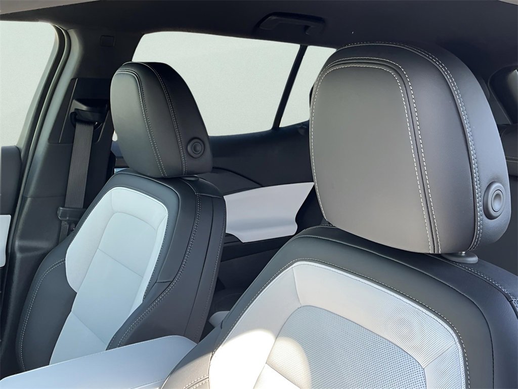 Used 2025 Chevrolet Equinox EV LT image 28