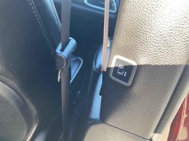 Used 2025 Chrysler Pacifica Limited FWD image 12