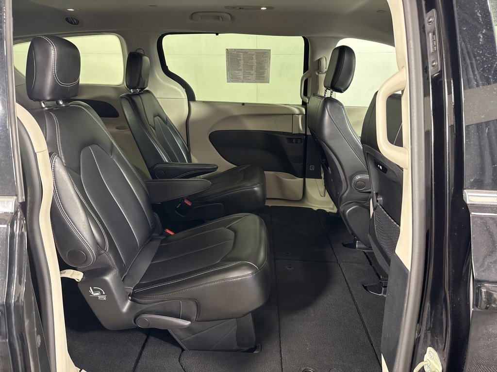 Used 2024 Chrysler Pacifica Touring-L image 16