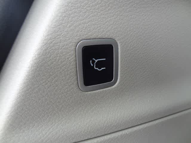 Used 2023 Chrysler Pacifica Touring-L FWD image 11