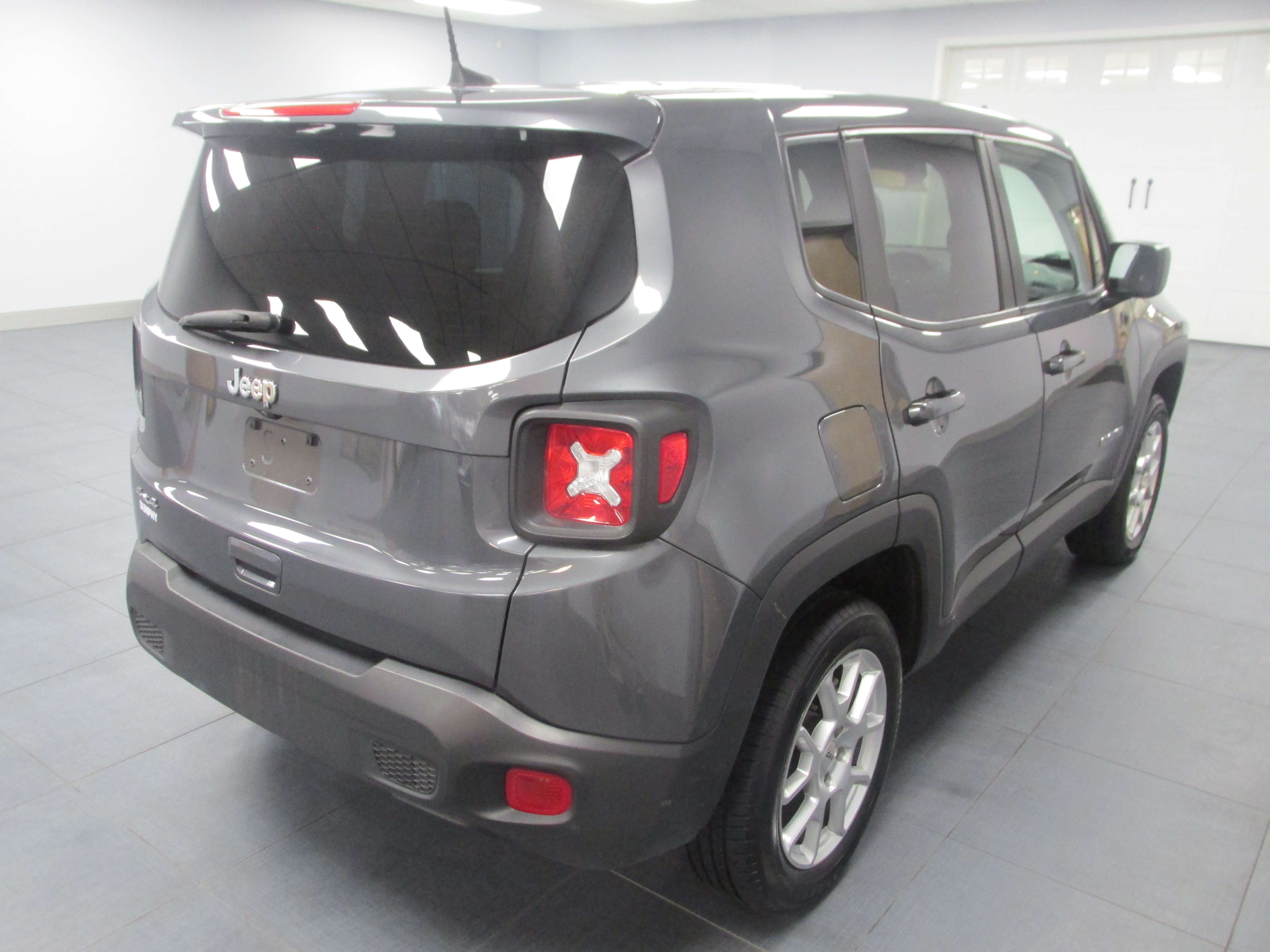 Used 2023 Jeep Renegade Latitude AWD/4WD image 5