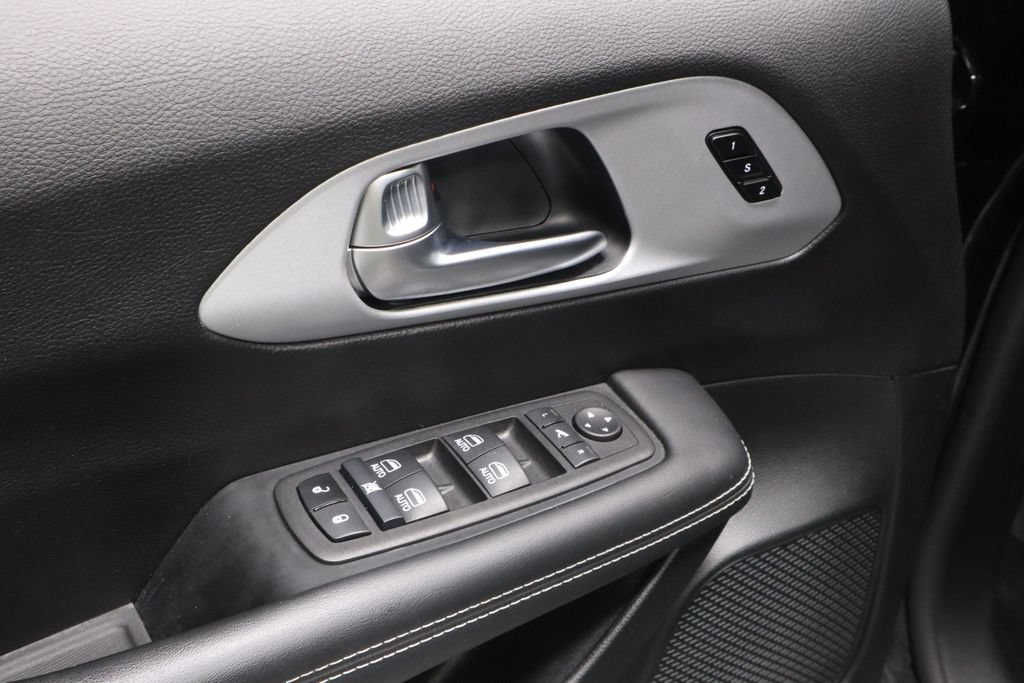 Used 2025 Chrysler Pacifica Limited FWD image 23