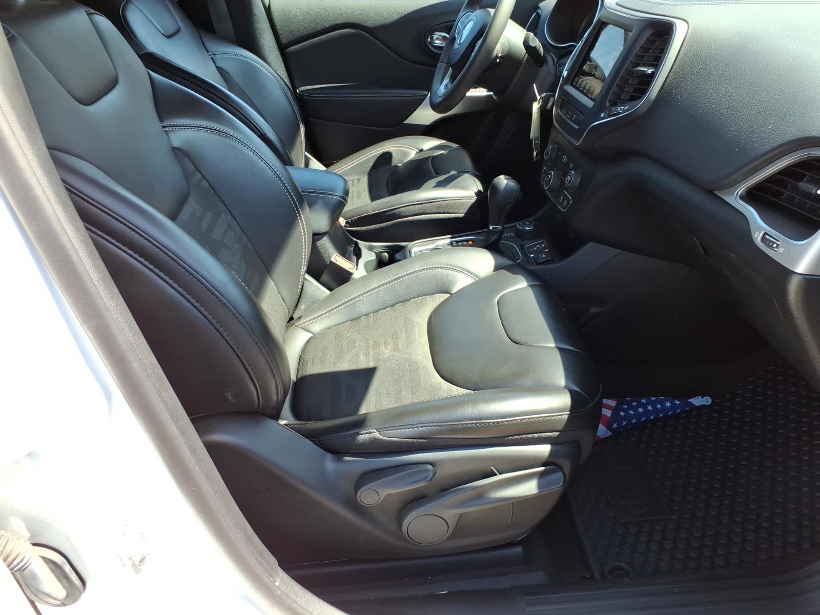 Used 2022 Jeep Cherokee Latitude AWD/4WD image 8