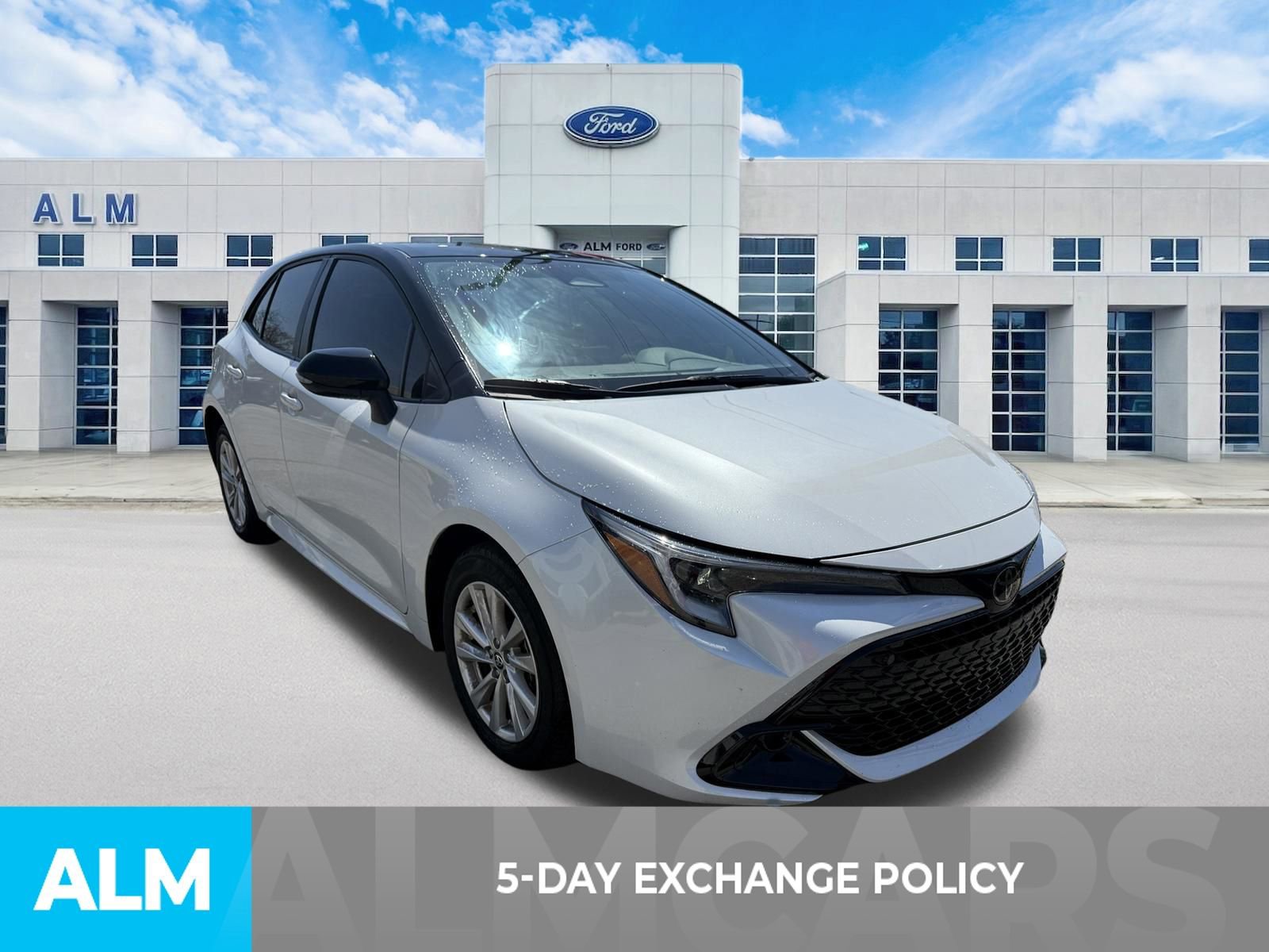 Used 2025 Toyota Corolla SE w/ SE Package image 3