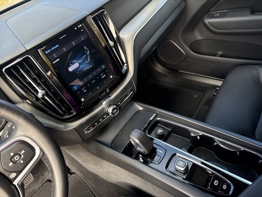 Used 2025 Volvo XC60 B5 Core image 14
