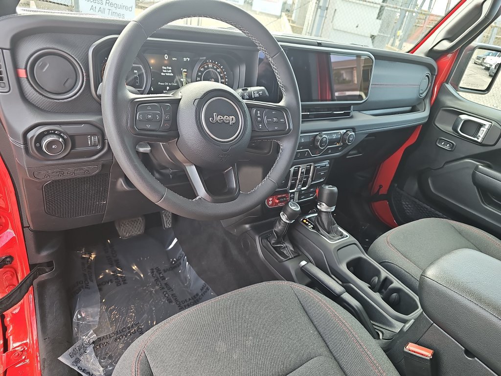 Used 2025 Jeep Wrangler Unlimited Rubicon AWD/4WD image 15