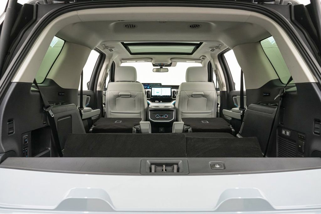 Certified 2025 Ford Expedition Platinum image 25