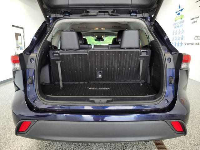 Used 2022 Toyota Highlander XLE AWD/4WD image 25