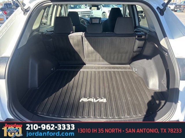 Used 2022 Toyota RAV4 LE image 10