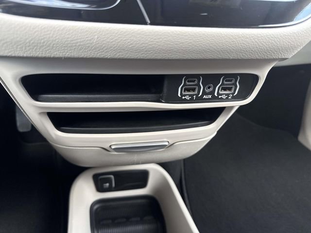 Used 2024 Chrysler Pacifica Touring-L image 25