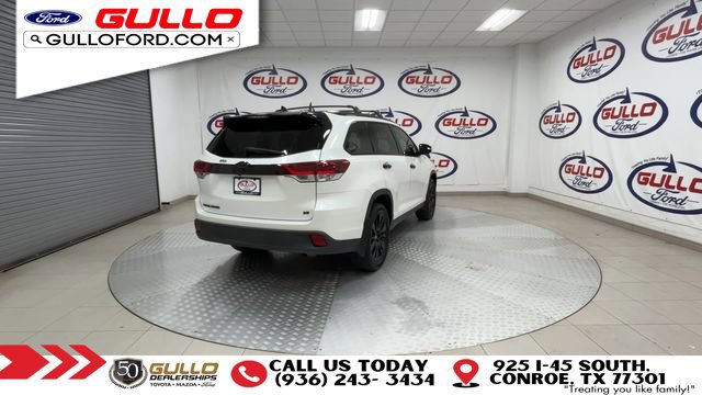 Used 2019 Toyota Highlander SE w/ Nightshade Edition FWD image 9