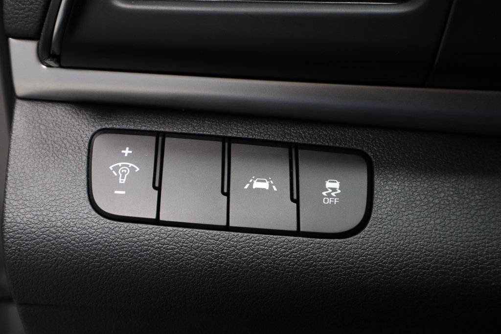 Used 2020 Hyundai Elantra SE w/ Winter Weather Package image 23