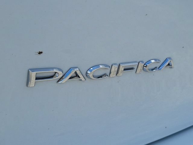 Used 2023 Chrysler Pacifica Touring-L FWD image 6