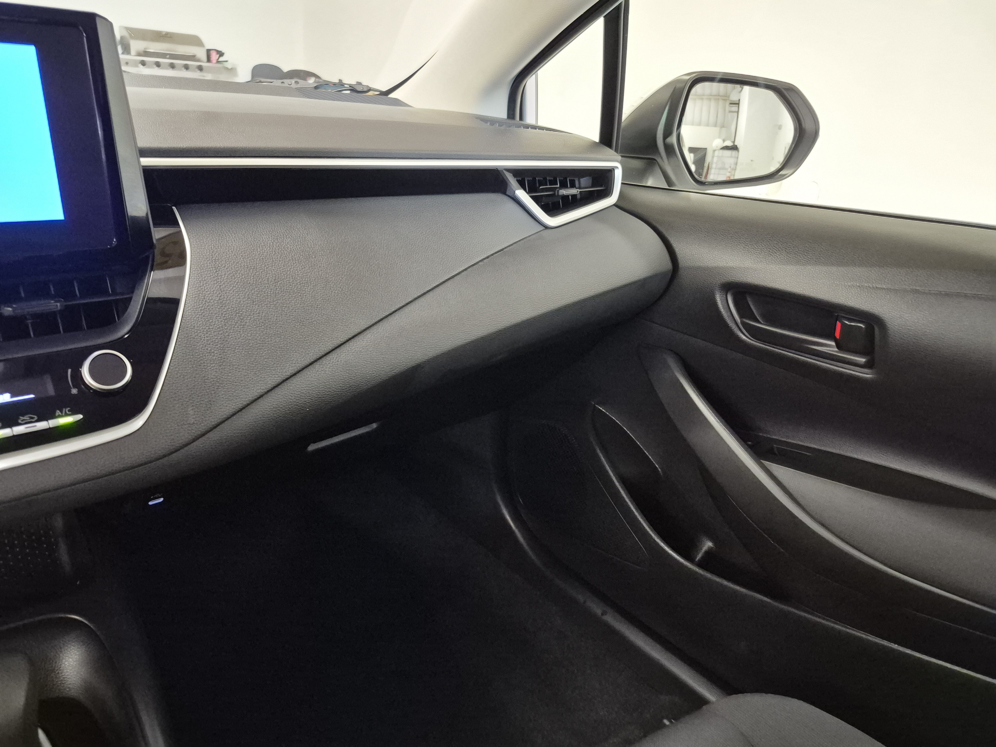 Used 2025 Toyota Corolla LE FWD image 17