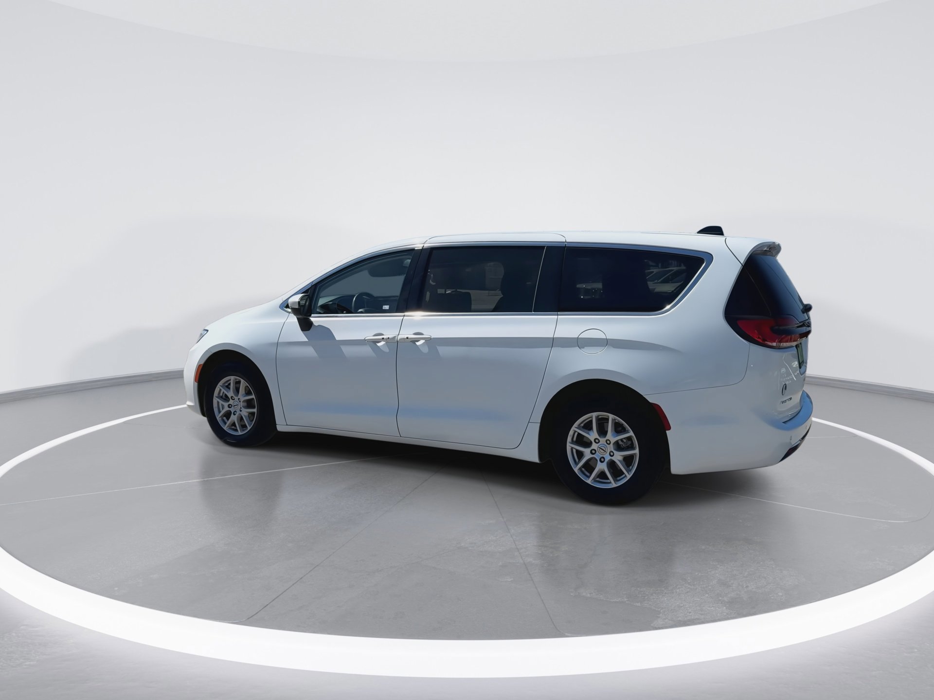 Used 2023 Chrysler Pacifica Touring-L image 6