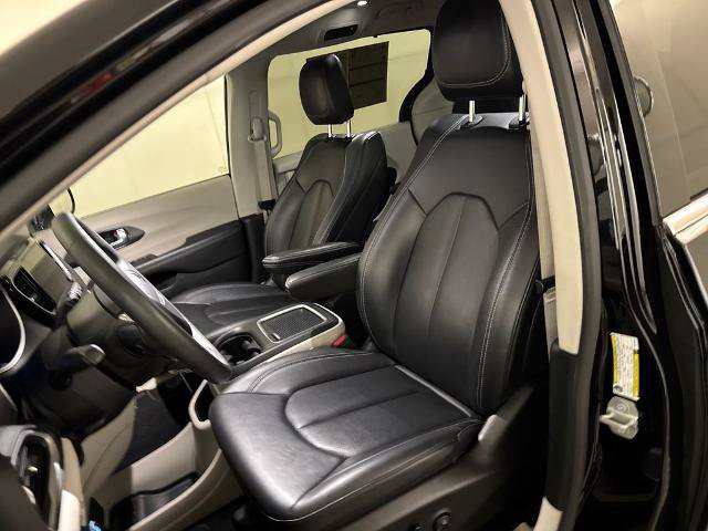 Used 2024 Chrysler Pacifica Touring-L FWD image 17