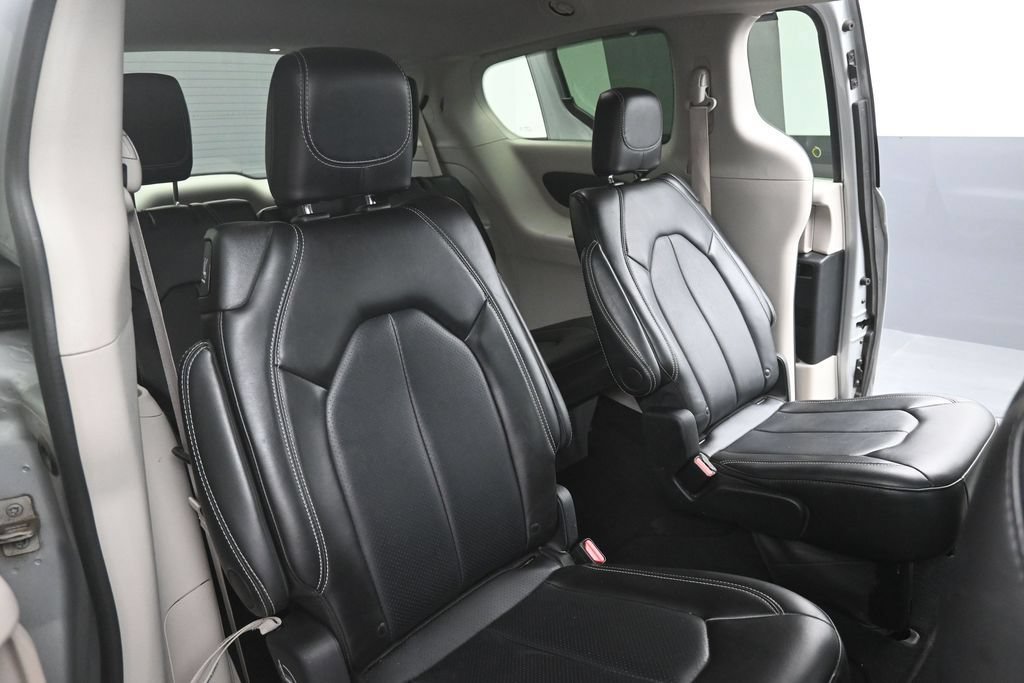 Used 2024 Chrysler Pacifica Touring-L FWD image 22