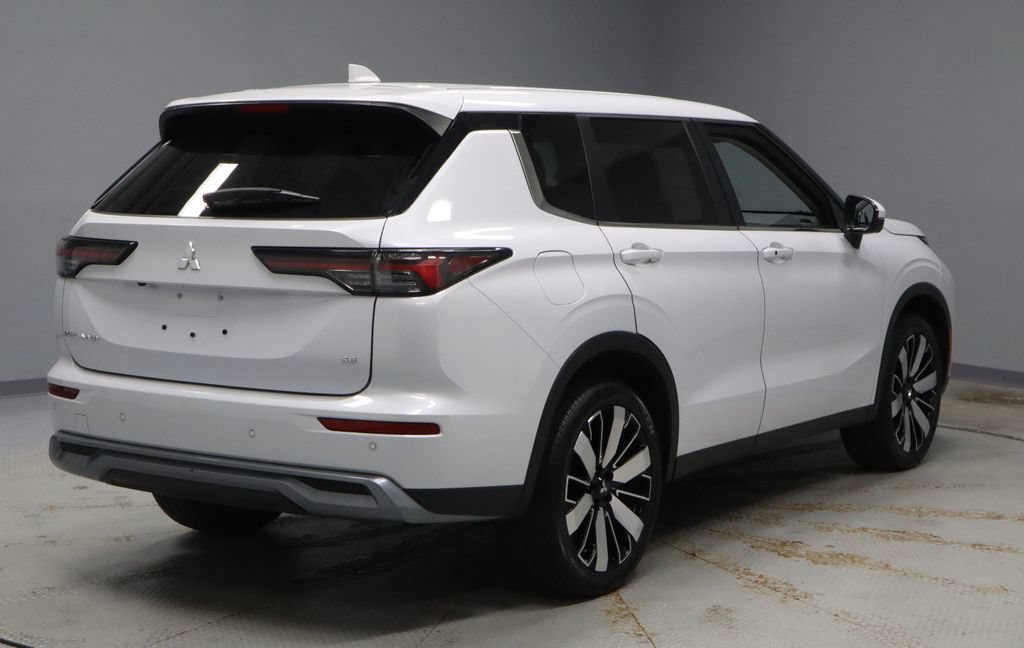 Used 2025 Mitsubishi Outlander SE FWD image 11