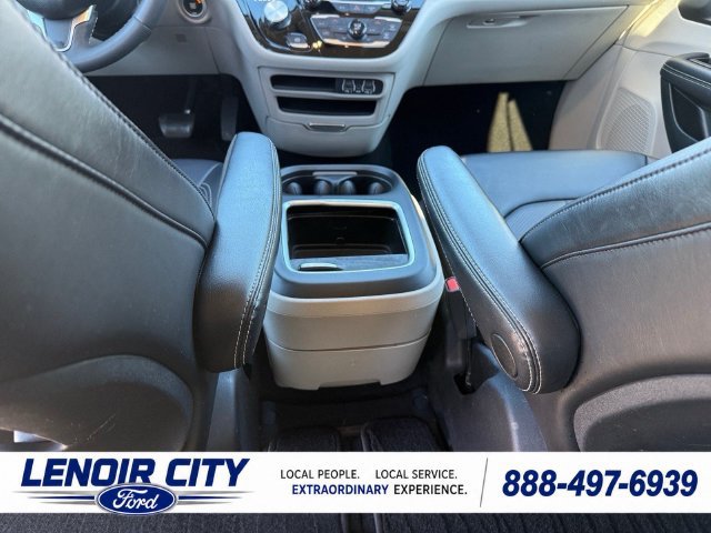 Used 2024 Chrysler Pacifica Touring-L FWD image 24