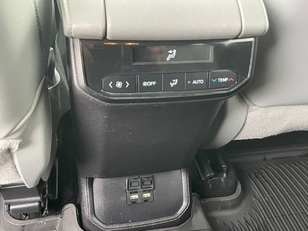 Used 2021 Toyota Highlander XLE AWD/4WD image 34