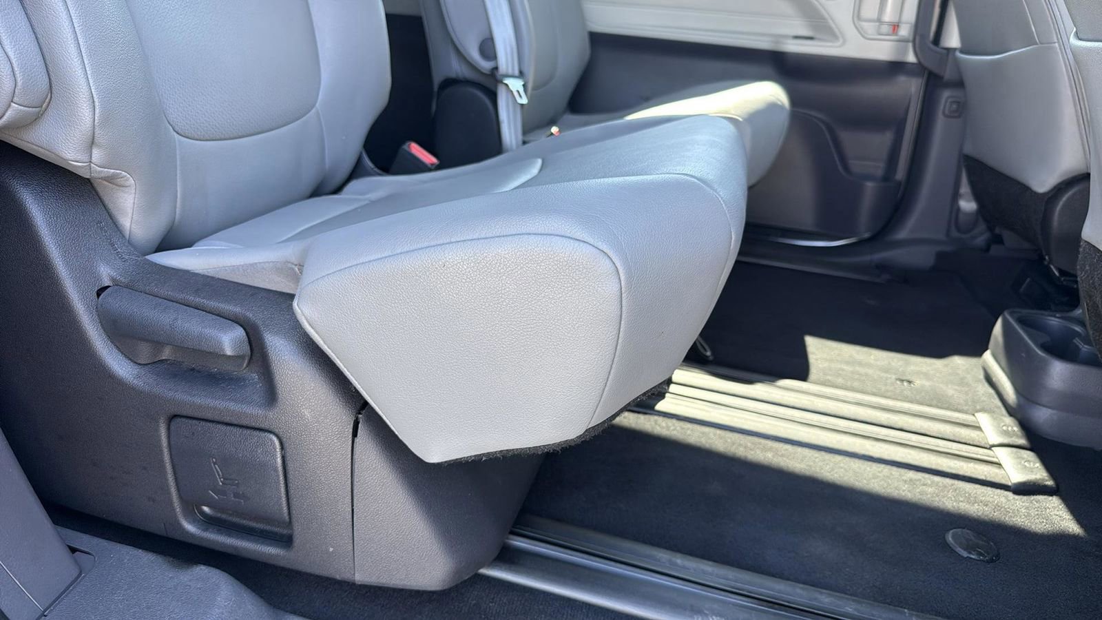 Used 2023 Toyota Sienna XLE image 27