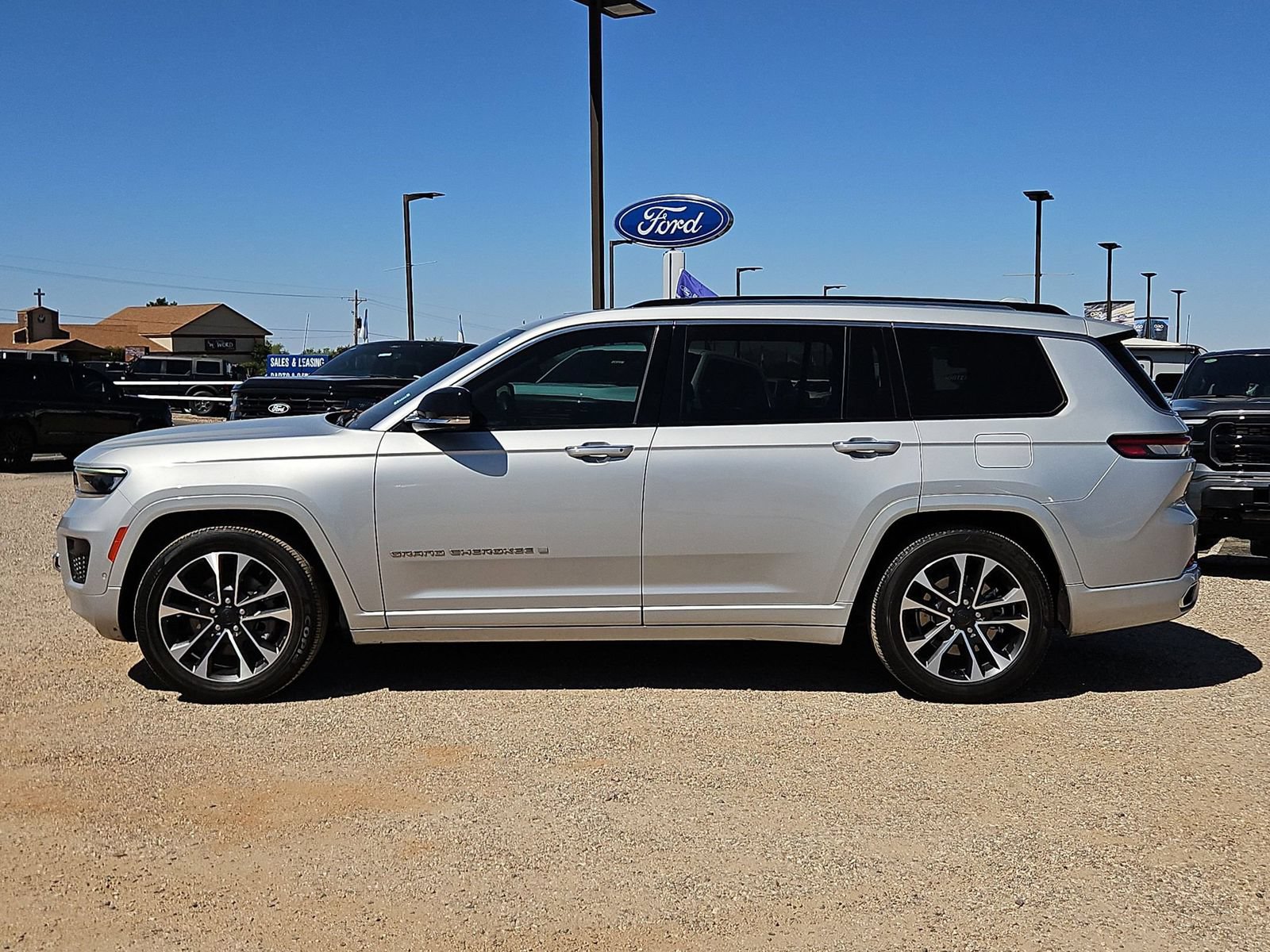 Used 2022 Jeep Grand Cherokee L Overland w/ Advanced Protech Group III AWD/4WD image 9