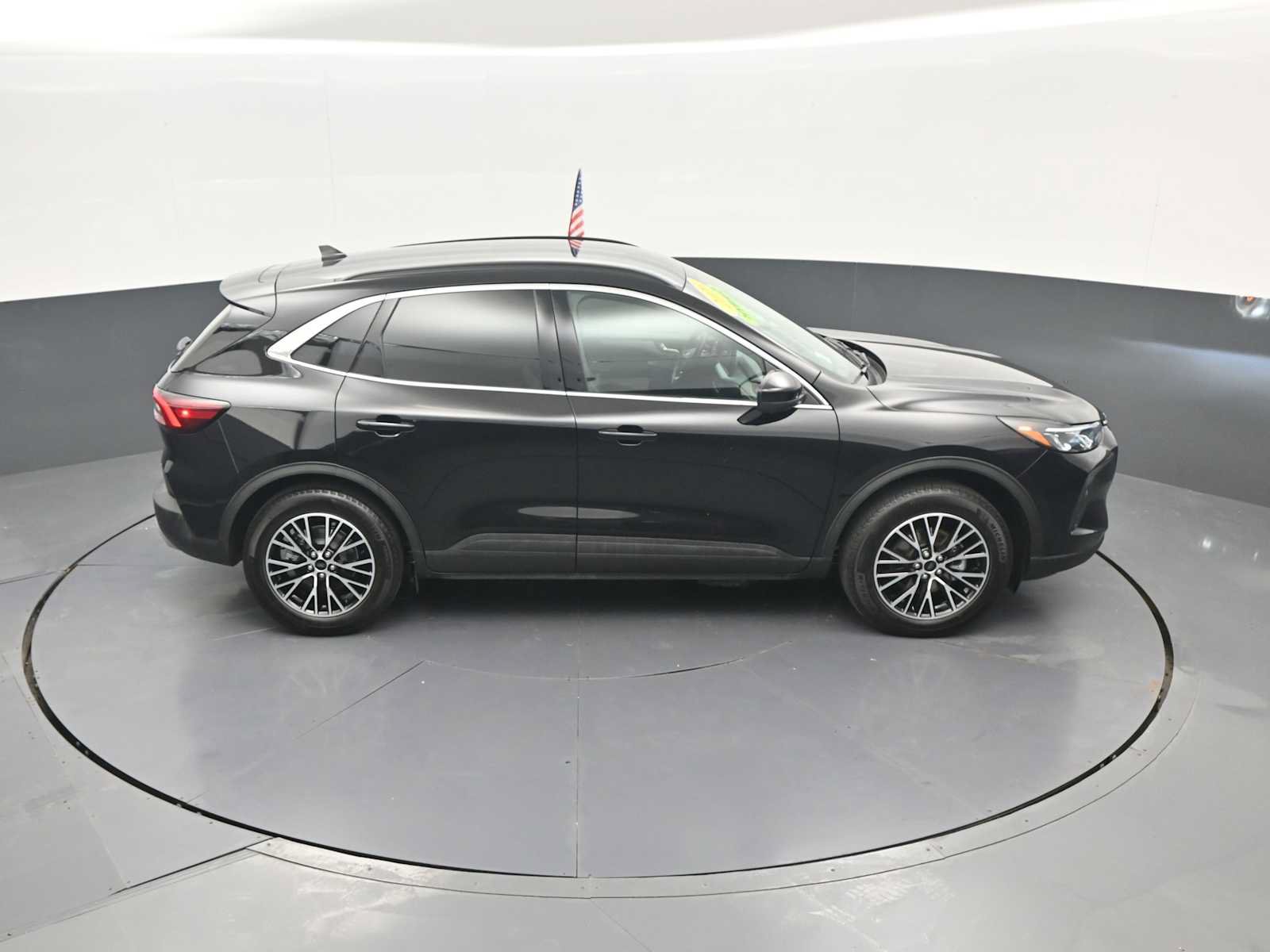 Certified 2026 Ford Escape SE w/ PHEV Premium Package FWD image 34