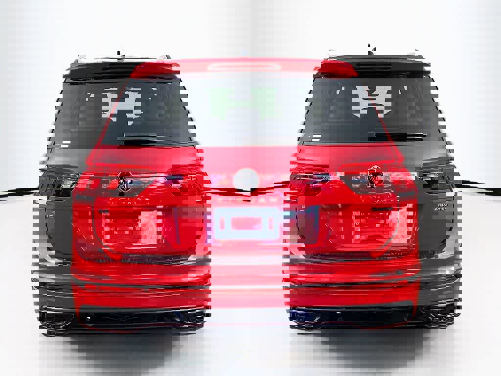 Used 2024 Volkswagen Tiguan SE R-Line image 4